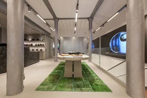 Showroom au design épuré intégrant des écrans