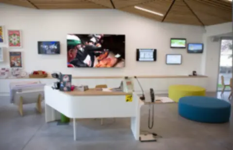Mur d'images dans un office de tourisme à Bayonne