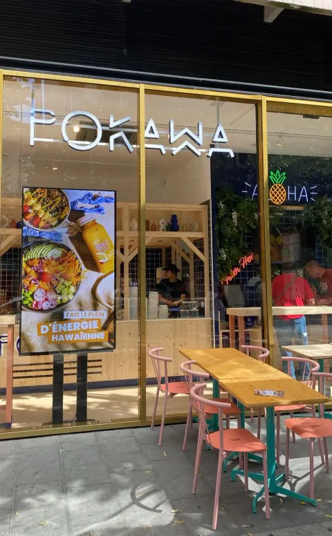 Écran vertical en vitrine d'un restaurant Pokawa