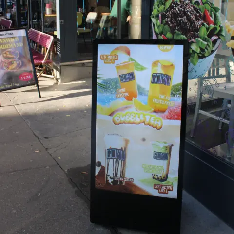 Stop-trottoir digital Gomu devant une boutique